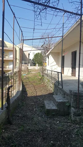 Zum Verkauf steht ein Haus mit großem Grundstück in Dobrota, — photo 21